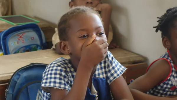 Enfant en classe illustrant les objectifs éducatifs de Graines de Paix