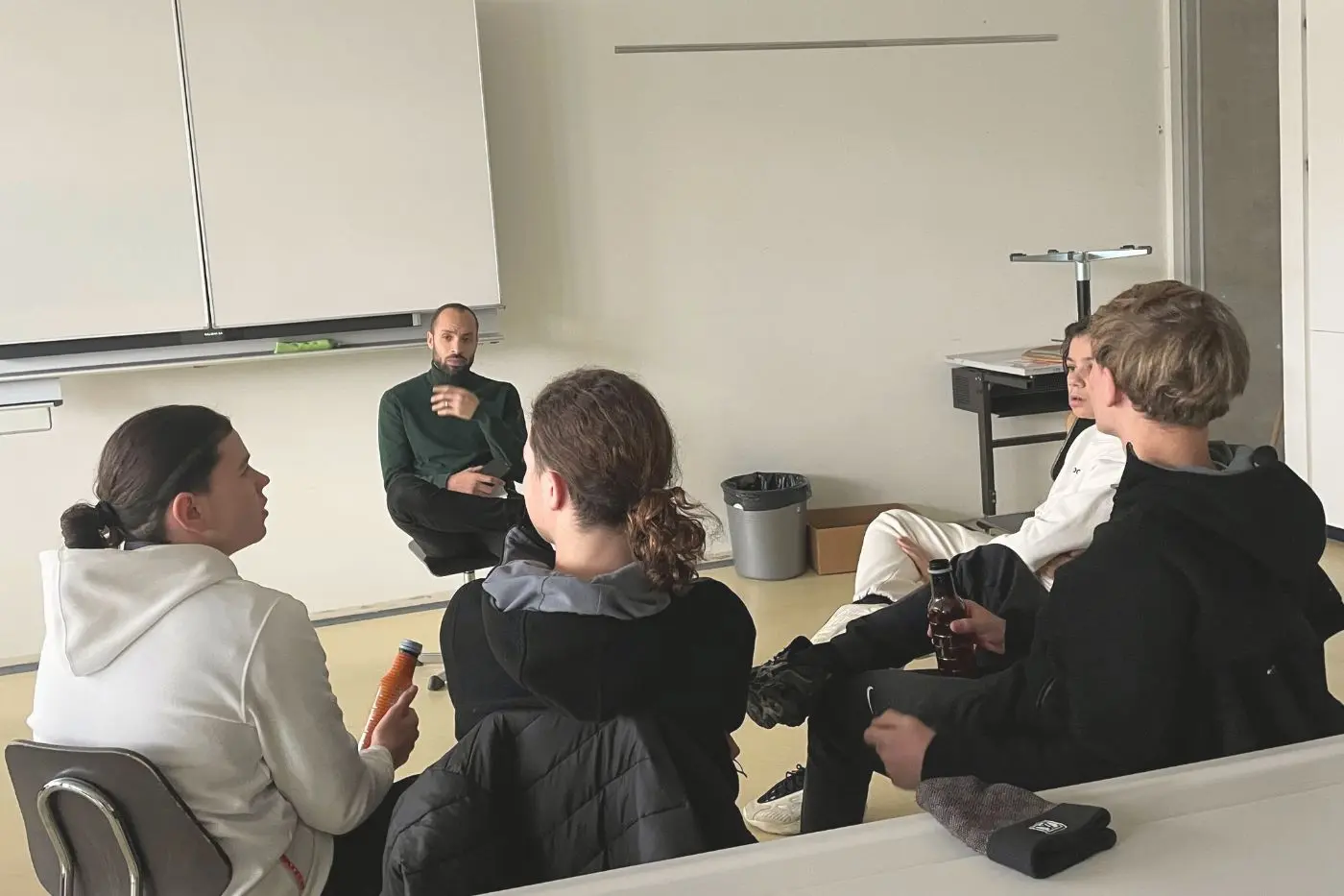 Groupe de jeunes dans un atelier AdoGoZen