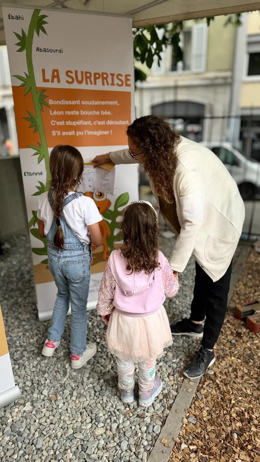 Animatrice et 2 enfants autour de l'exposition Léon et ses émotions