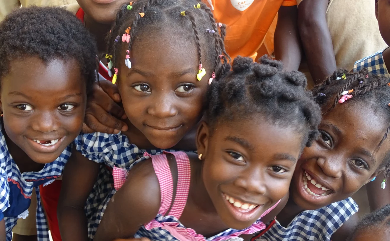 Groupe de 4 filles dans une école en Côte d'Ivoire