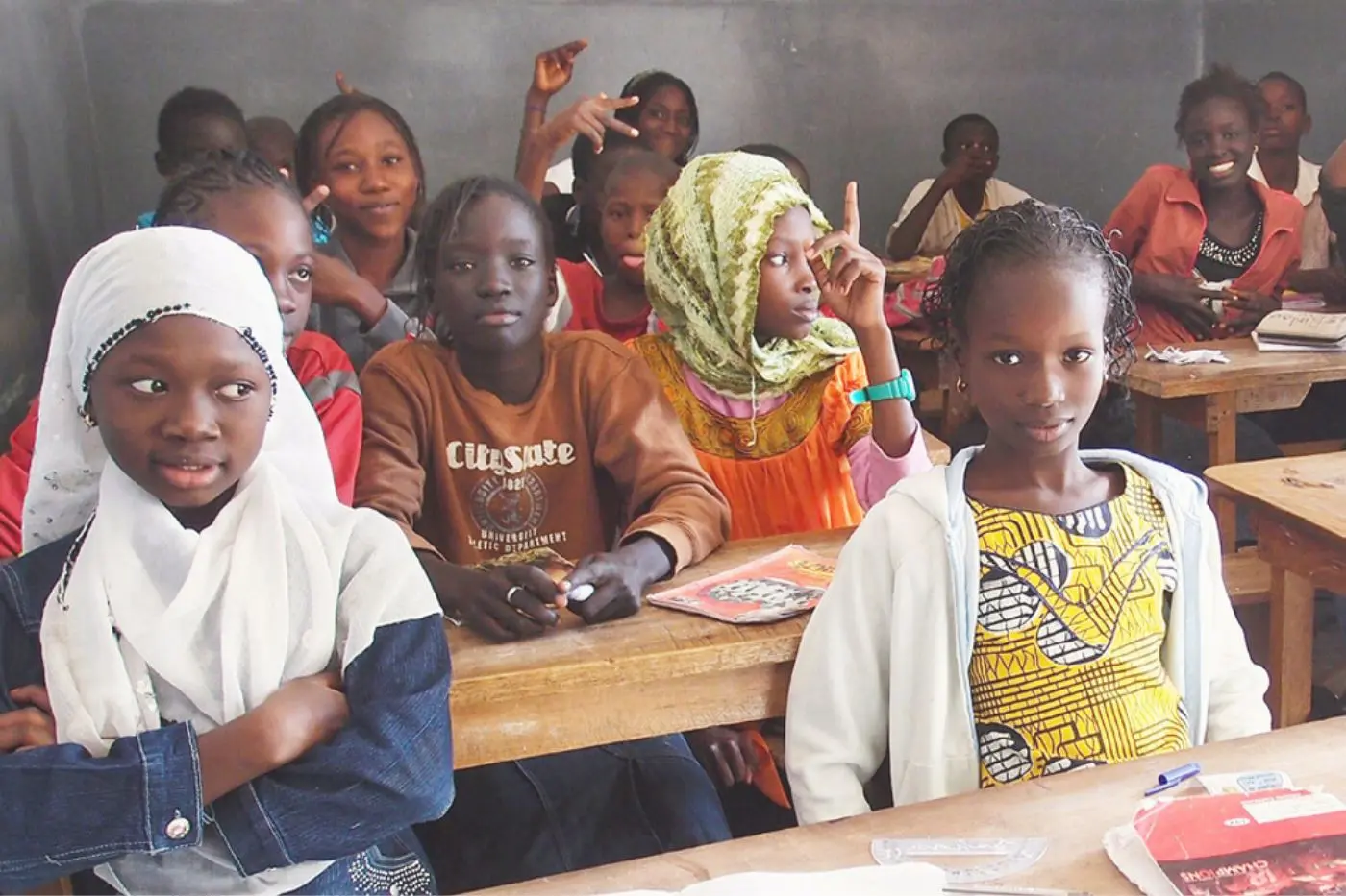 Groupe d'élèves dans une classe ivoirienne