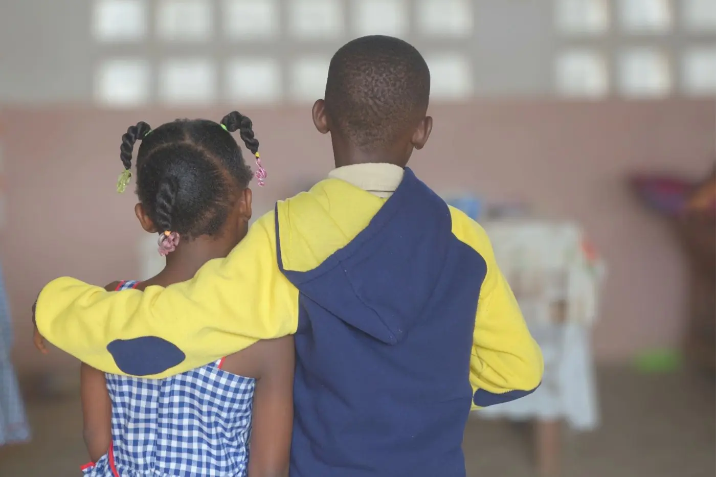 Un garçon et une fille dans une classe en Côte d'Ivoire