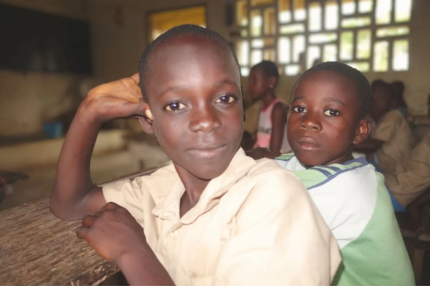 2 garçons dans une classe ivoirienne