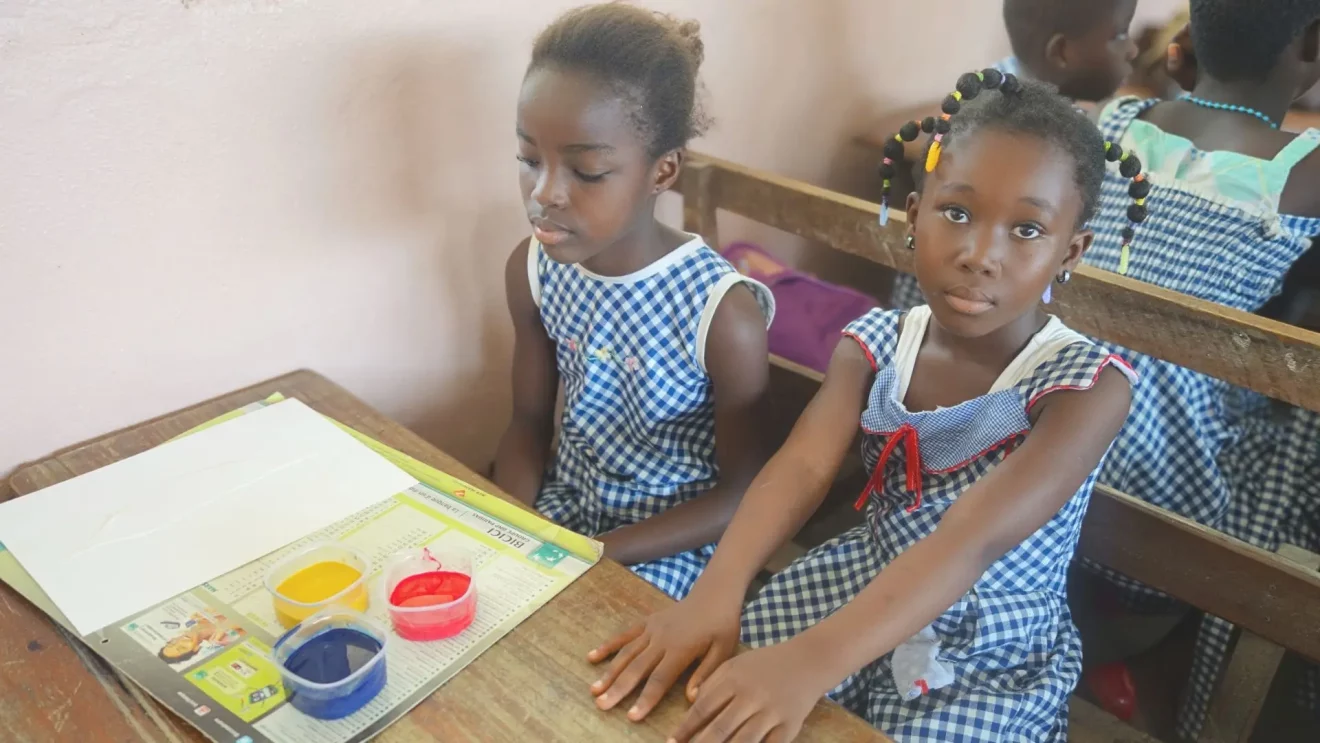 2 filles en Côte d'Ivoire pendant un programme de Graines de Paix