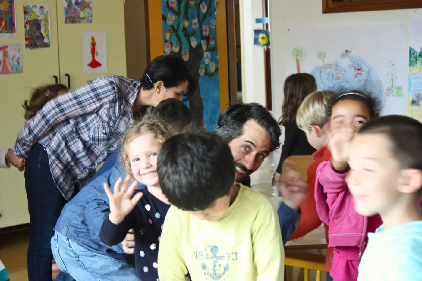 Enseignant avec ses élèves en classe