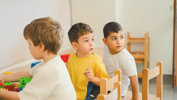 Groupe de 3 garçons en classe primaire