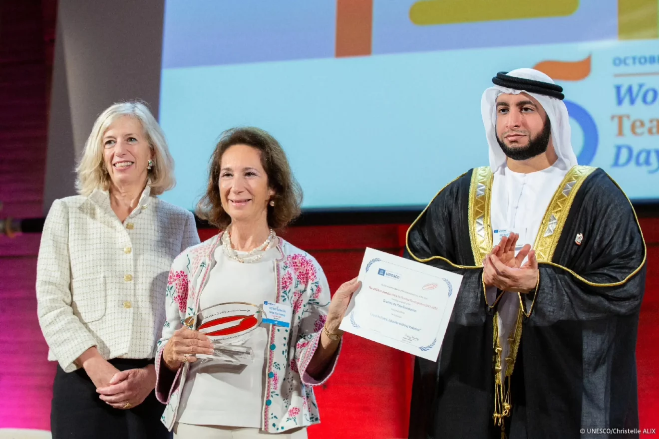 Delia Mamon recevant le Prix Hamdan pour l’innovation éducative