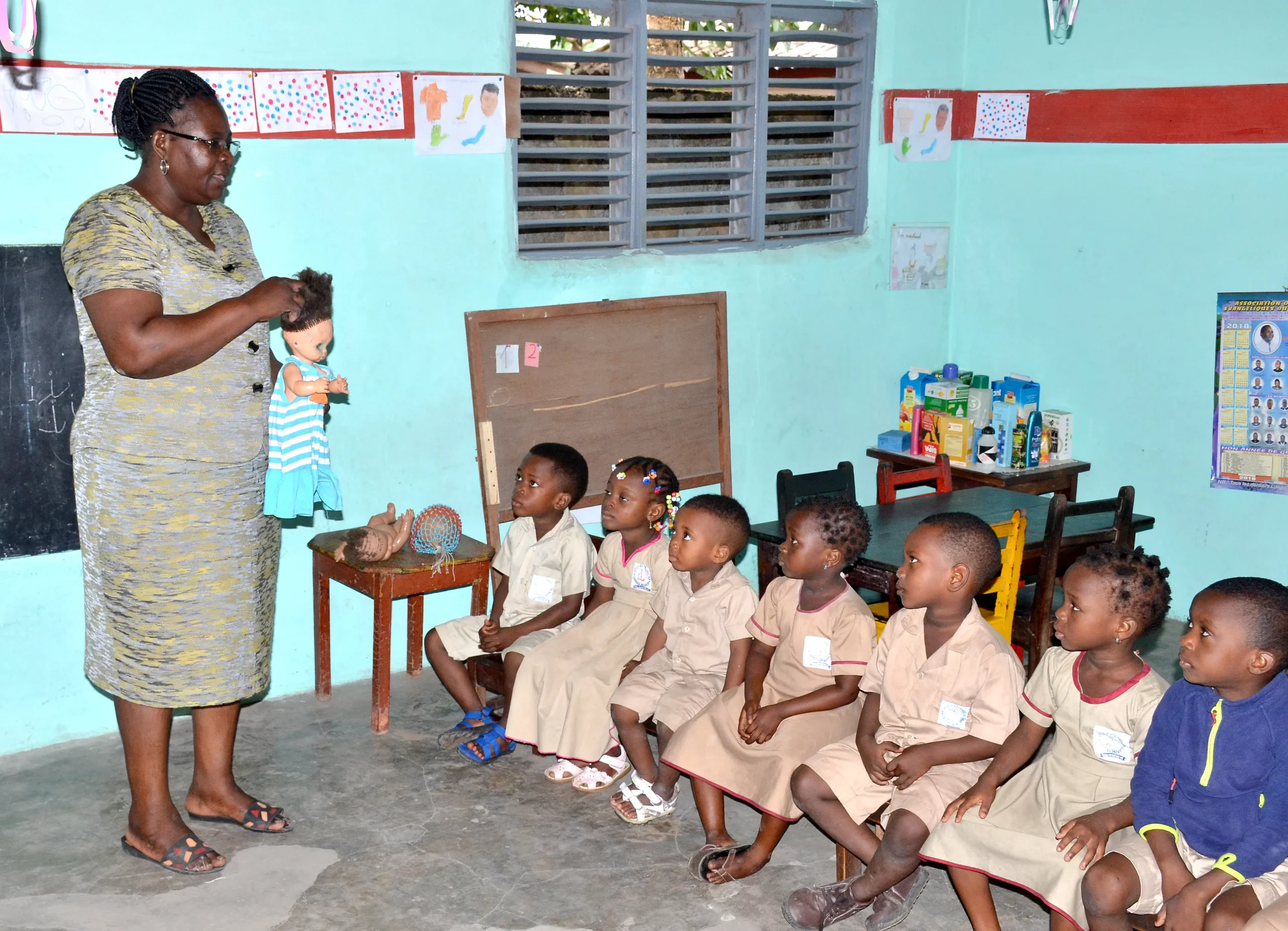 Enseignante dans une classe de maternelle au Bénin