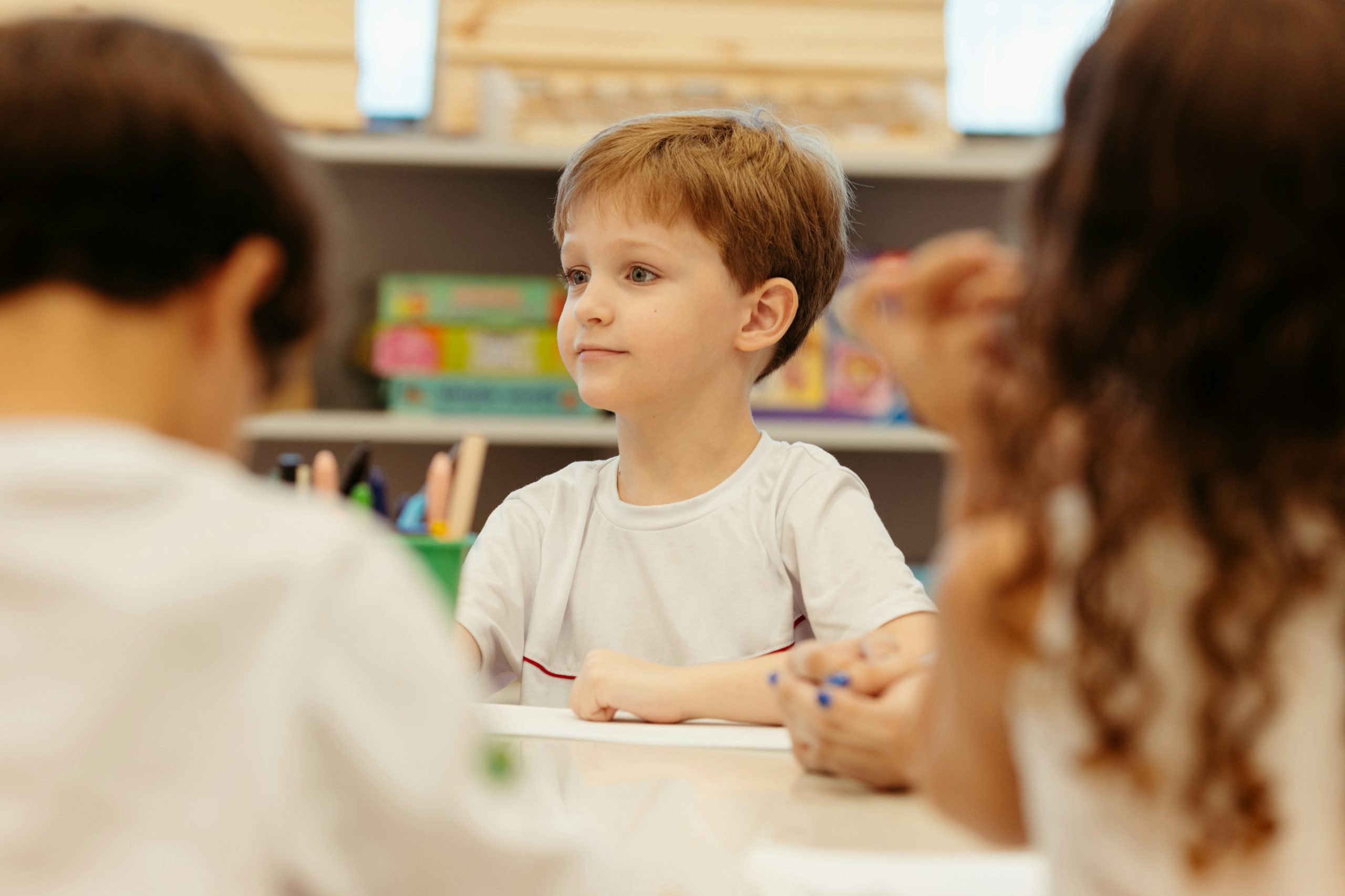 Garçon en classe primaire en Suisse