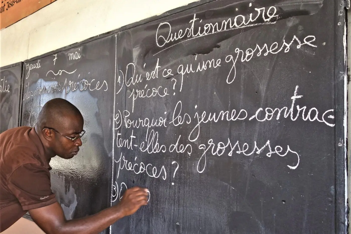Enseignant écrivant au tableau au Bénin