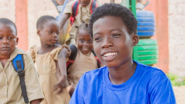 Elève béninois dans une cours de récréation
