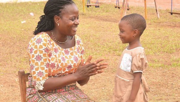 Enseignante au Bénin en interaction avec une élève
