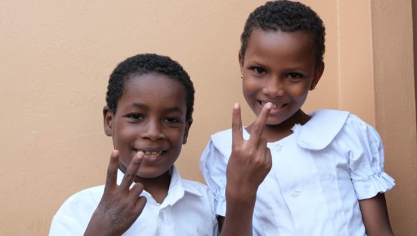 Portraits de deux enfants béninois à l'école