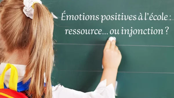 Enfant devant un tableau scolaire évoquant les émotions positives à l’école.