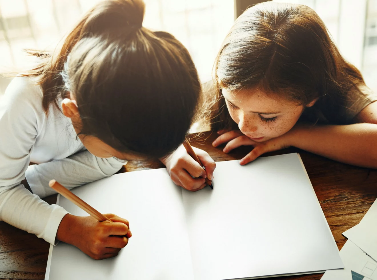 Enfants travaillant ensemble sur une activité scolaire