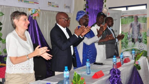 Inauguration de la salle Artisans de Paix, programme APEV avec les autorités béninoises et la DDC