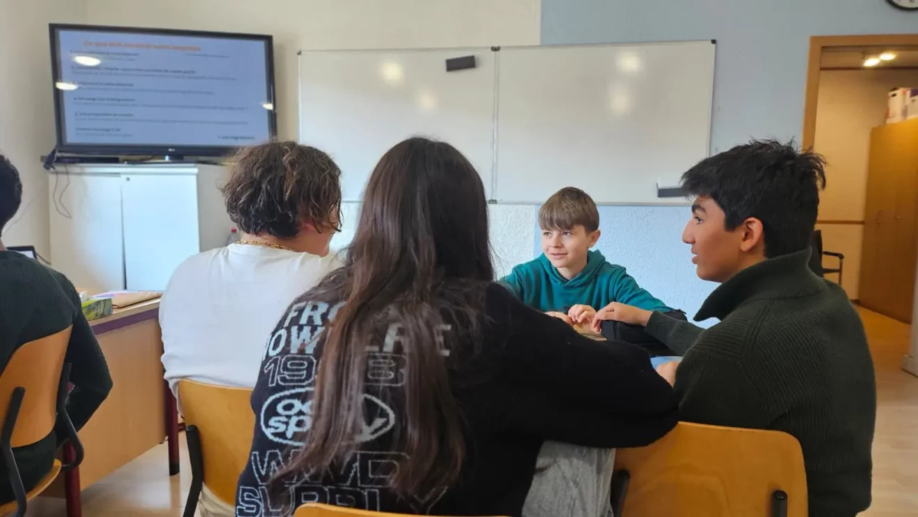 Elèves dans une classe lors de l'atelier Graines de Paix