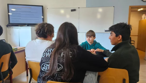 Elèves dans une classe lors de l'atelier Graines de Paix