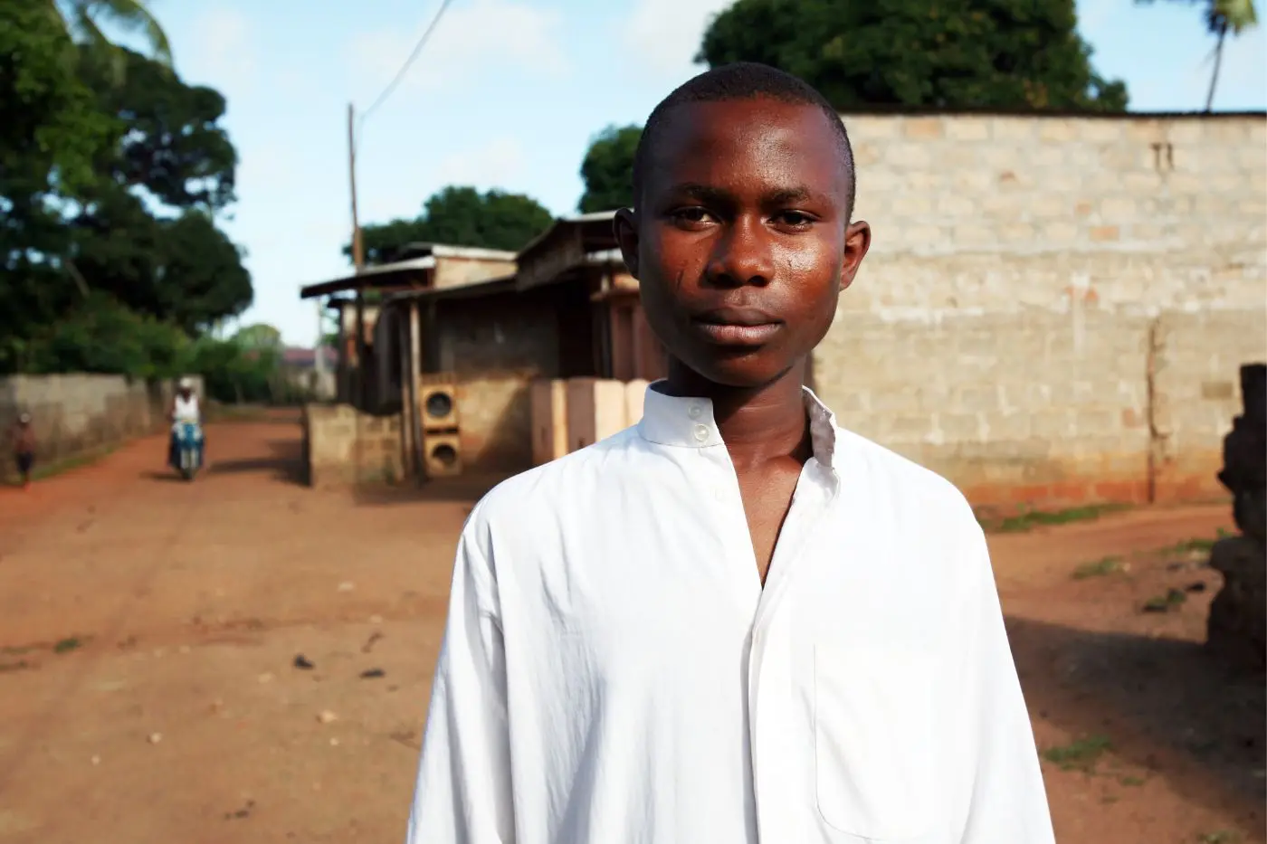 Jeune africain dans les rues au Bénin