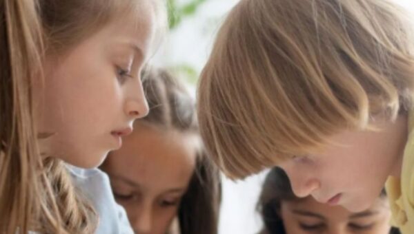 Enfants travaillant en groupe en classe