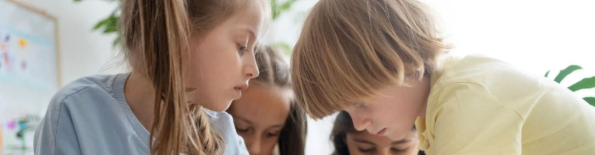 Enfants travaillant en groupe en classe
