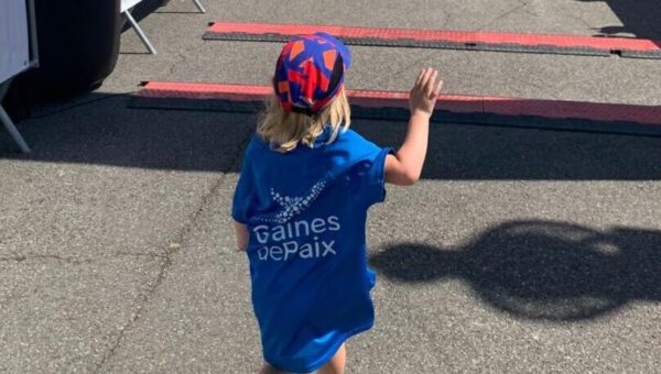 Mini coureuse de Graines de Paix pour RACE FOR GIFT 2026