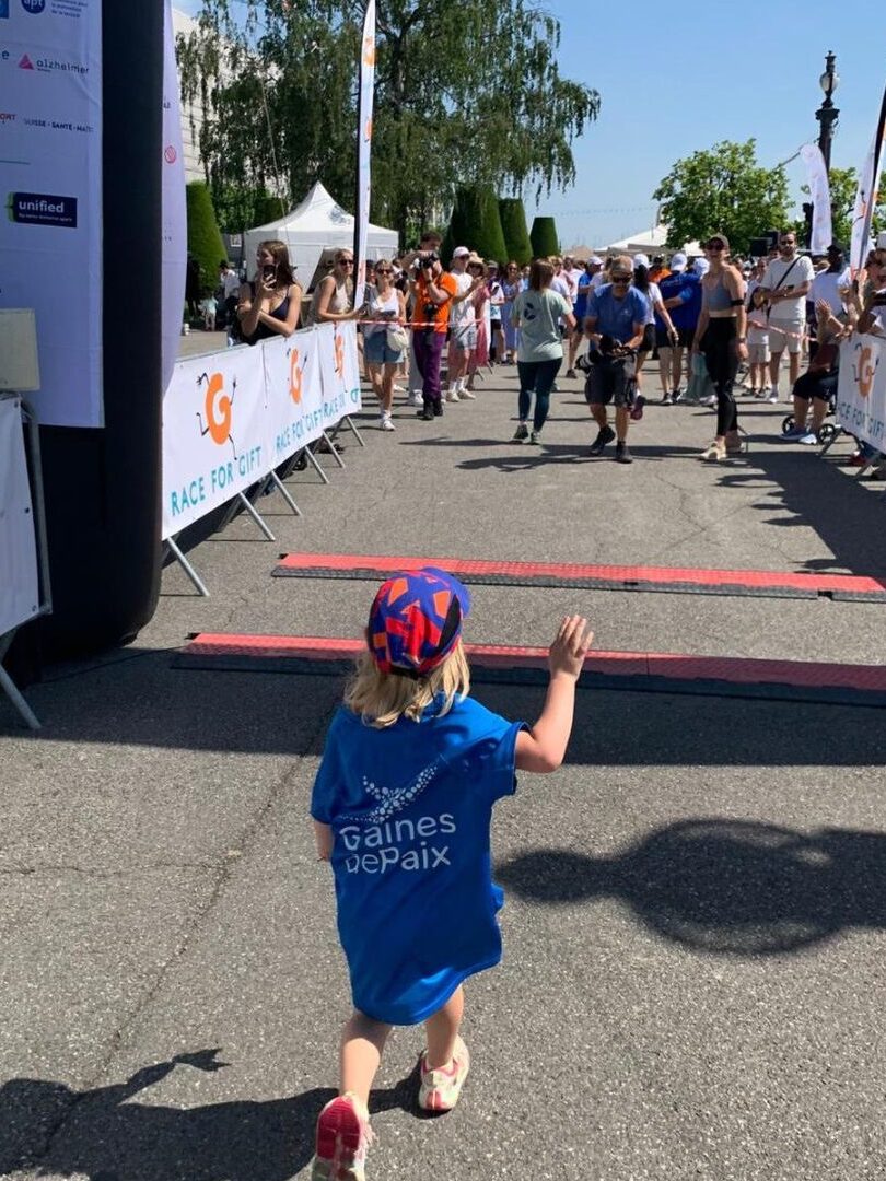 Une mini coureuse de Graines de Paix pour RACE FOR GIFT 2026