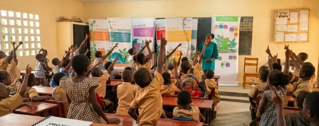Exposition de Léon et ses émotions dans une salle de classe en Côte d'Ivoire