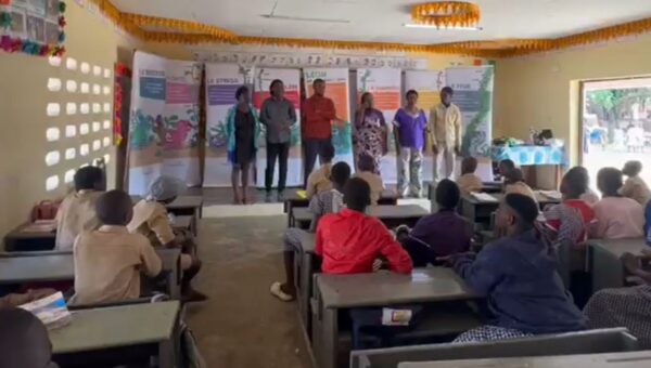 Presentation of the exhibition "Léon and His Emotions" in a classroom in Côte d'Ivoire