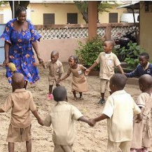 Ecoliers dans une cours de récréation au Bénin